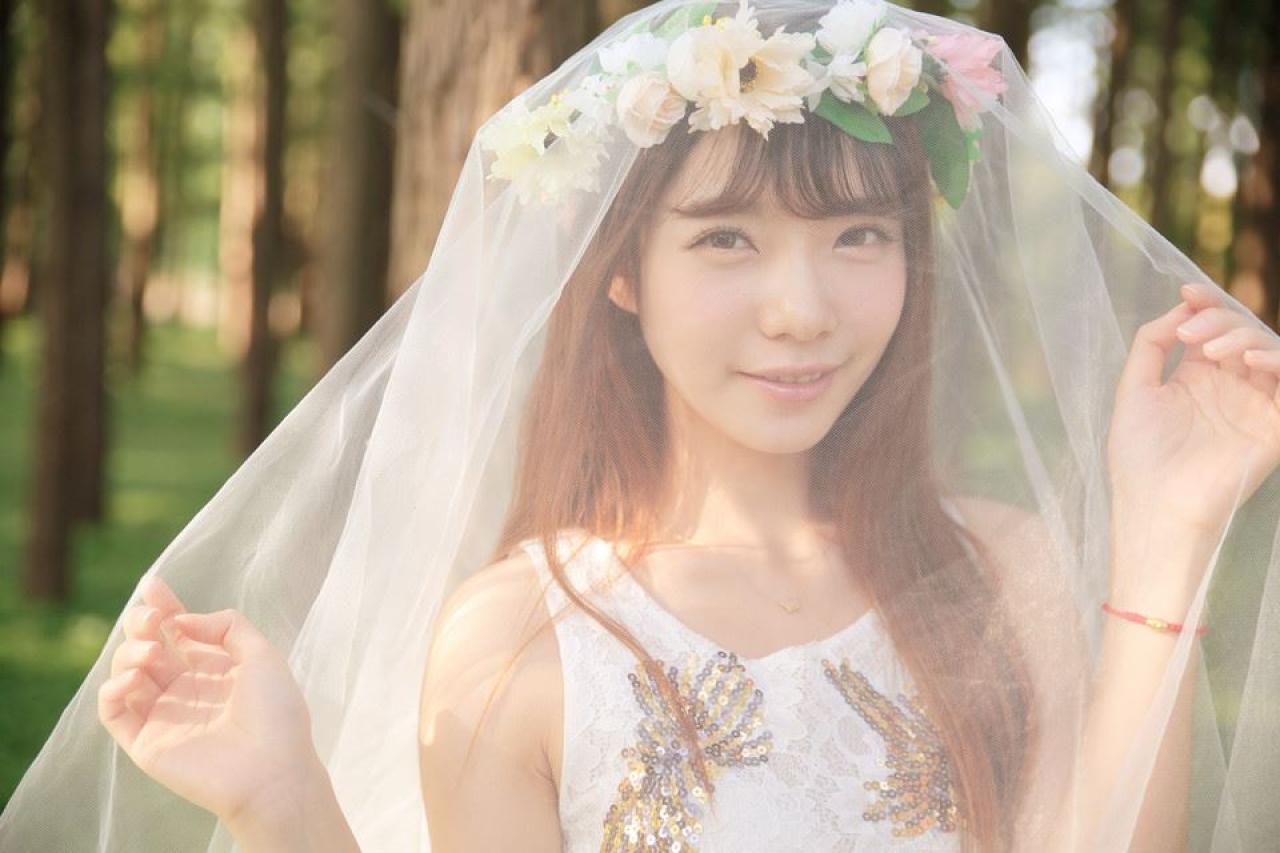 萌妹子撑开婚纱的姿势