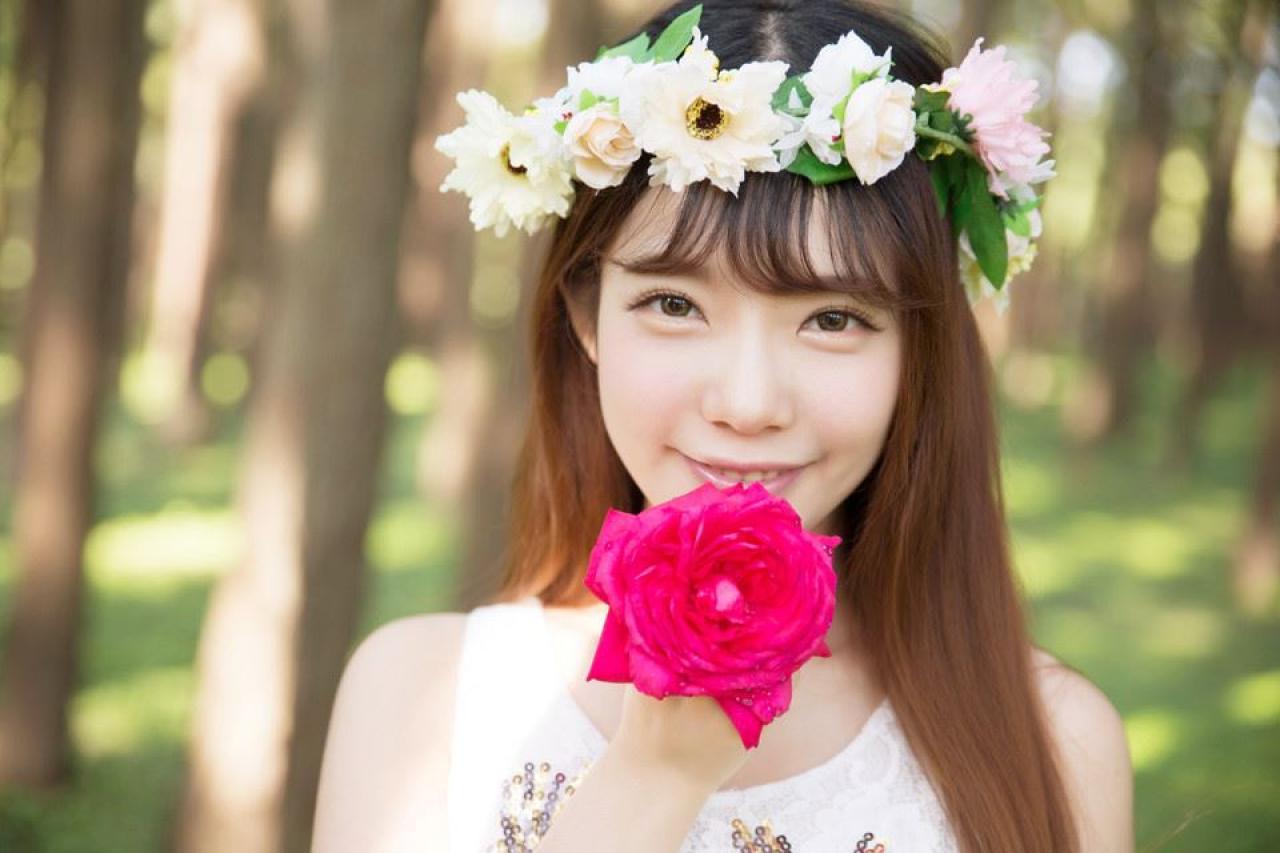 萌妹子右手拿着一大朵鲜花