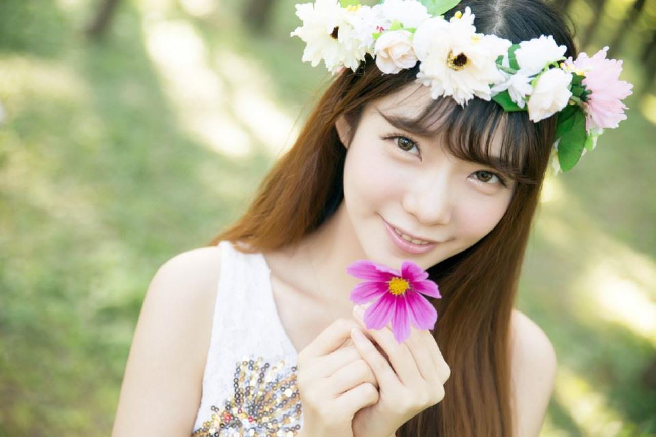 萌妹子双手捏着紫色的小花