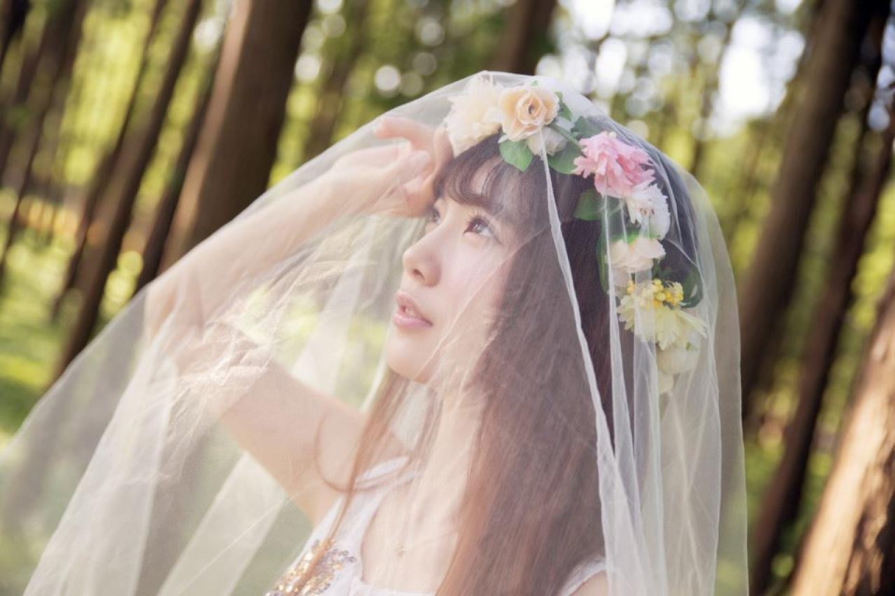 萌妹子披着头纱