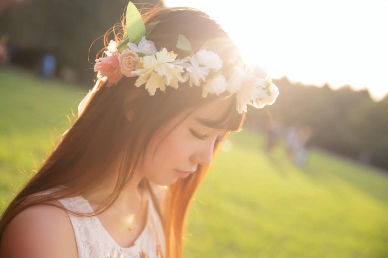 萌妹子低头的侧脸