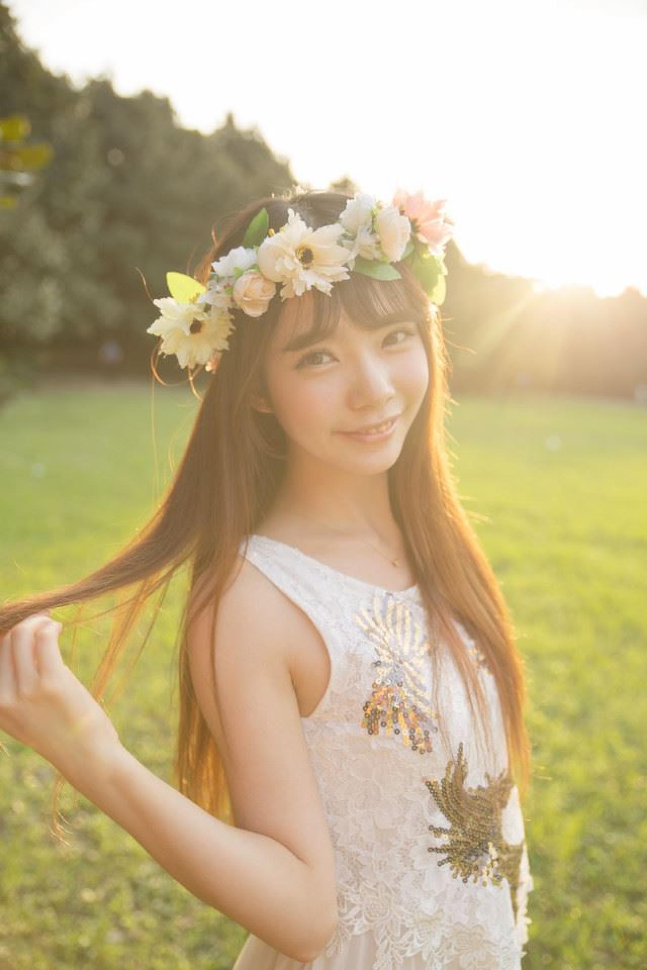 萌妹子轻轻捋起头发