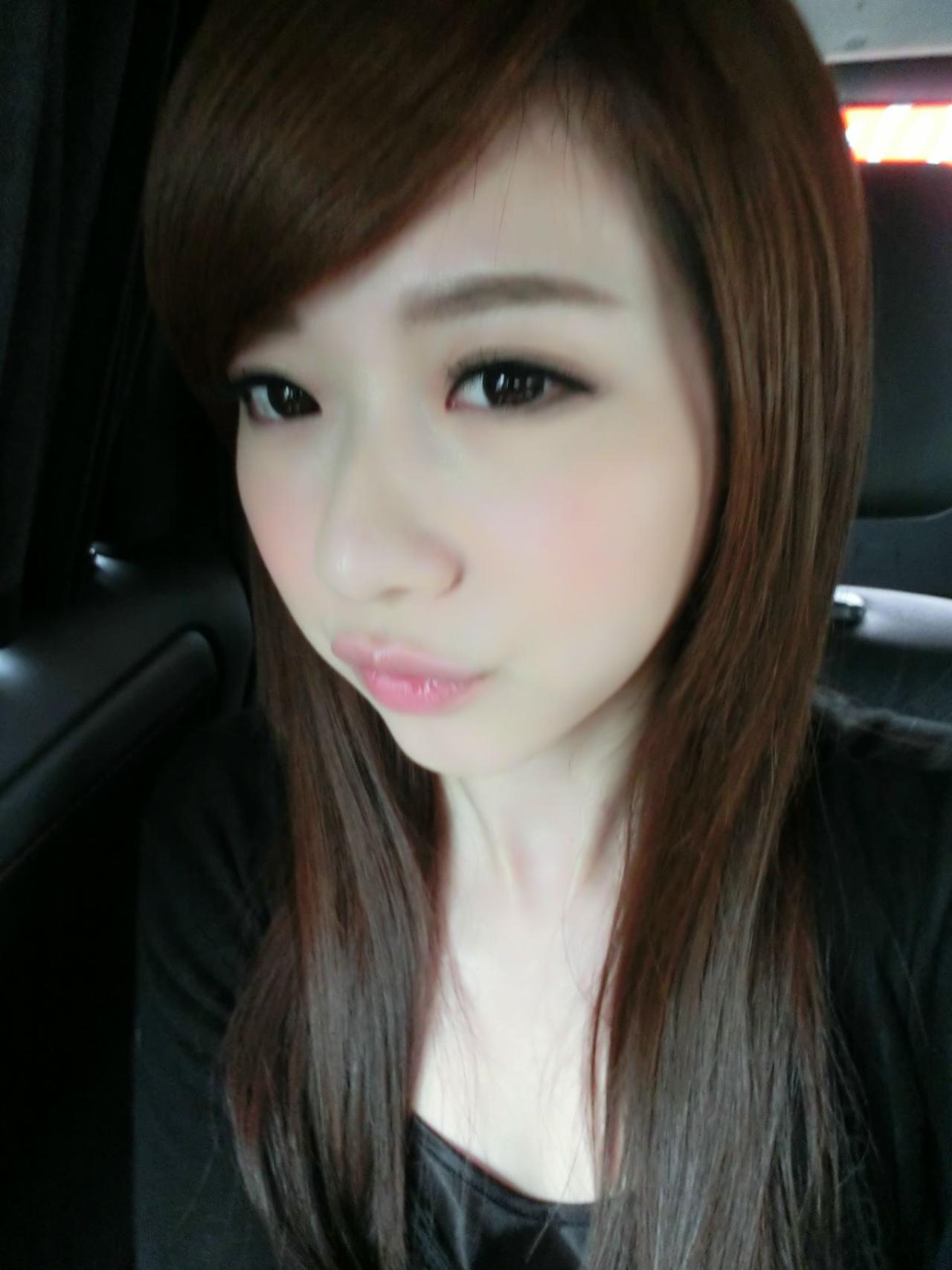 张景岚在车里嘟嘴卖萌