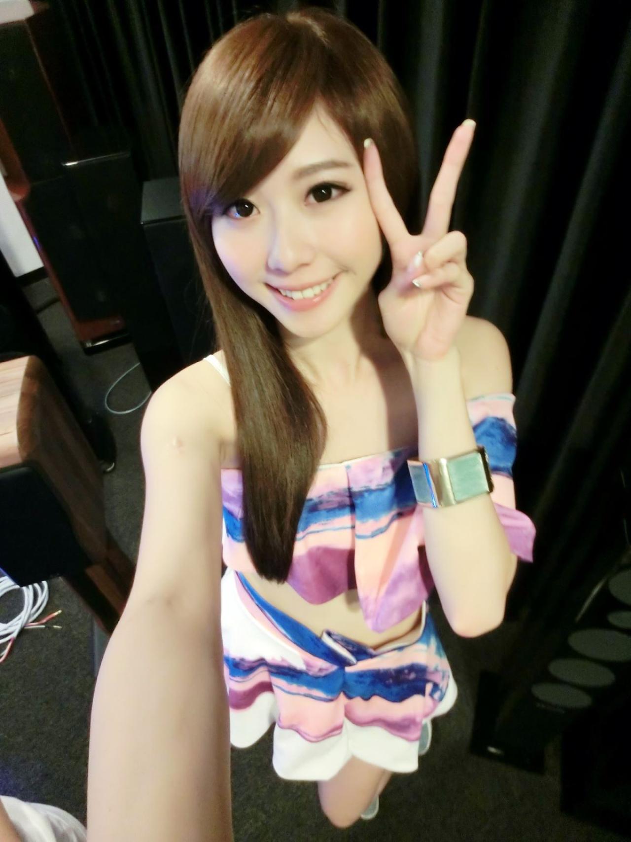 张景岚剪刀手势自拍