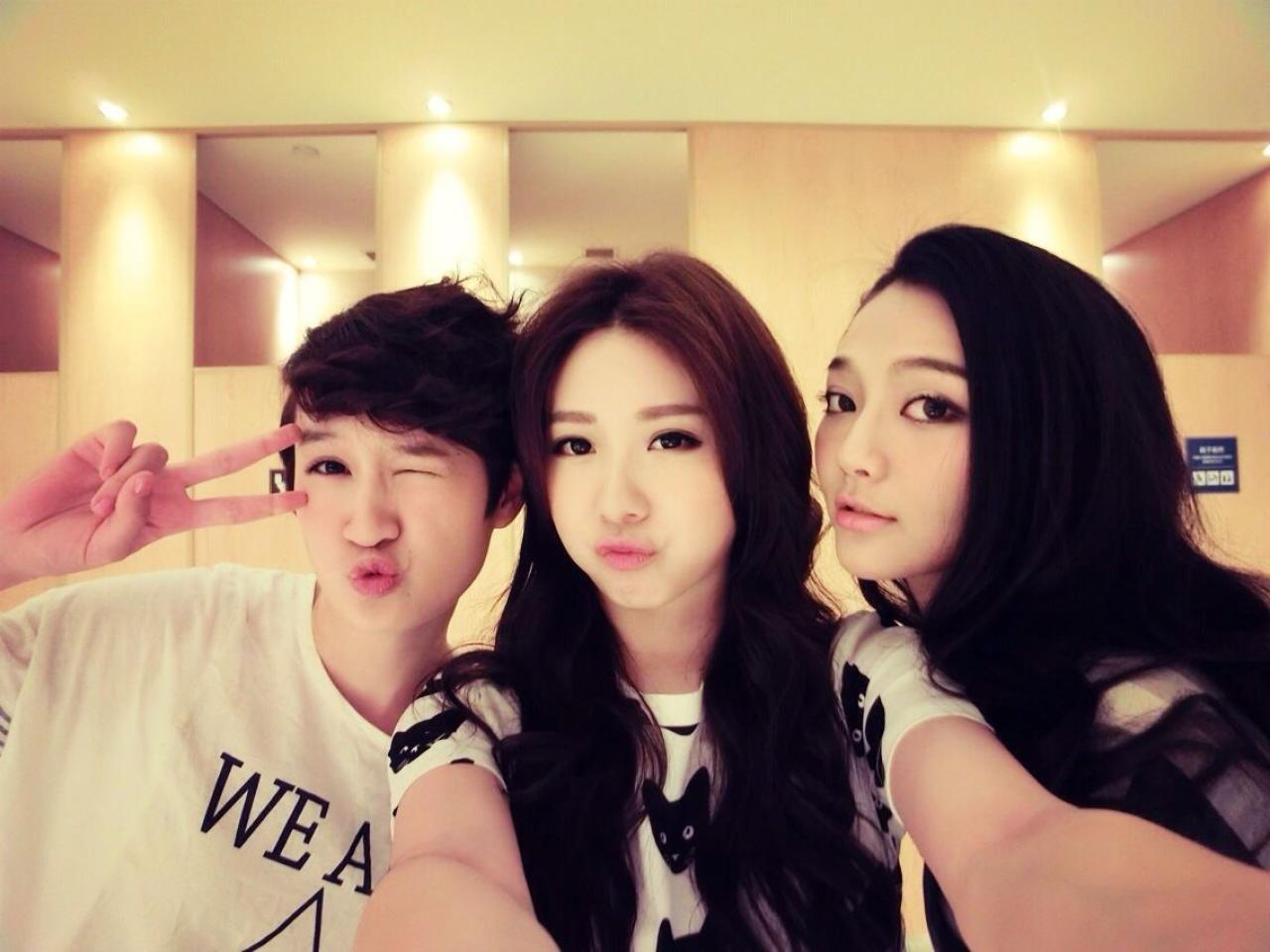 张景岚快乐作秀日嘟嘴卖萌