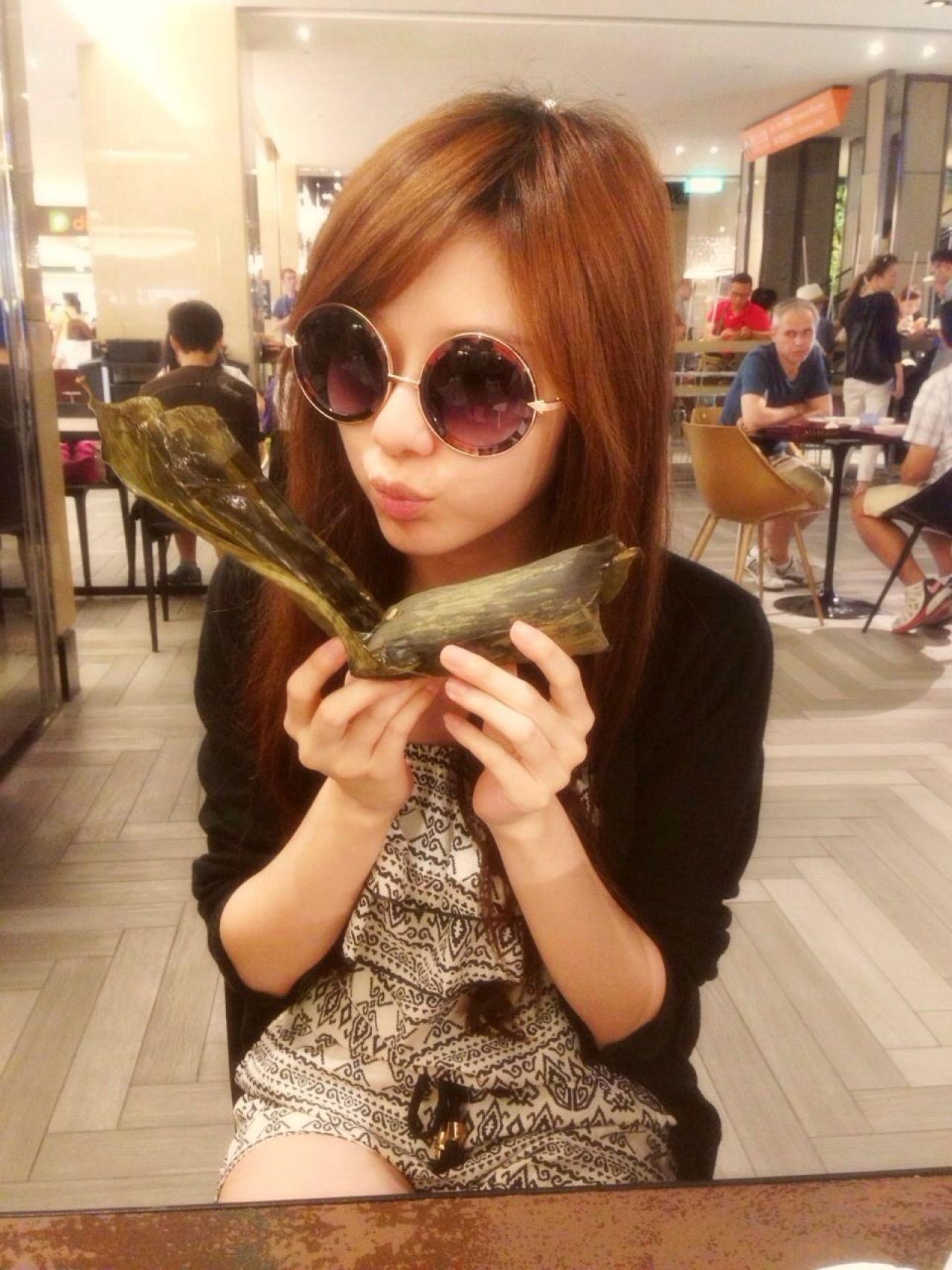 张景岚端午节吃粽子时嘟嘴卖萌