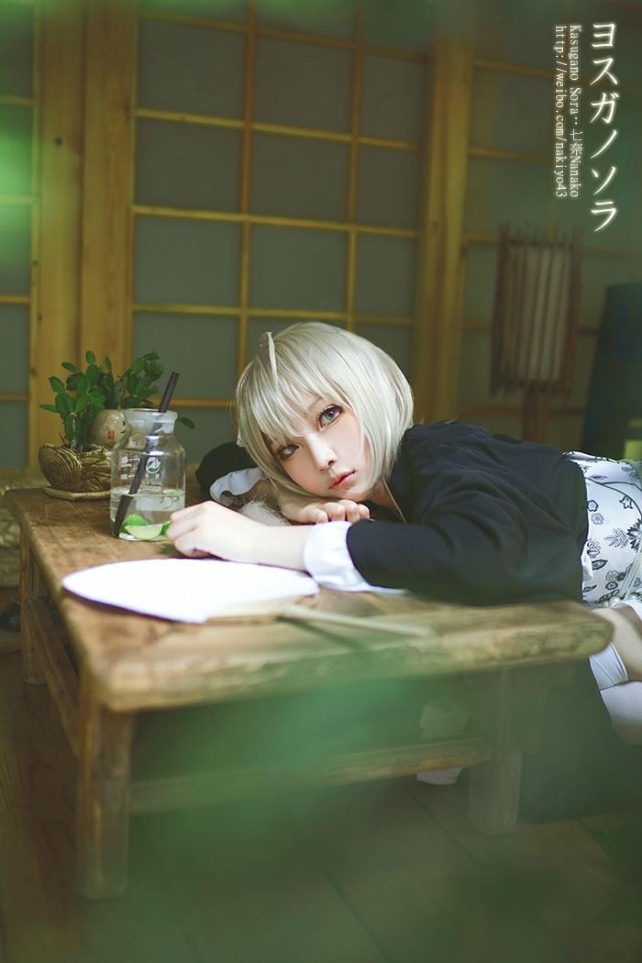 七奈扮演春日野穹扒在桌子上