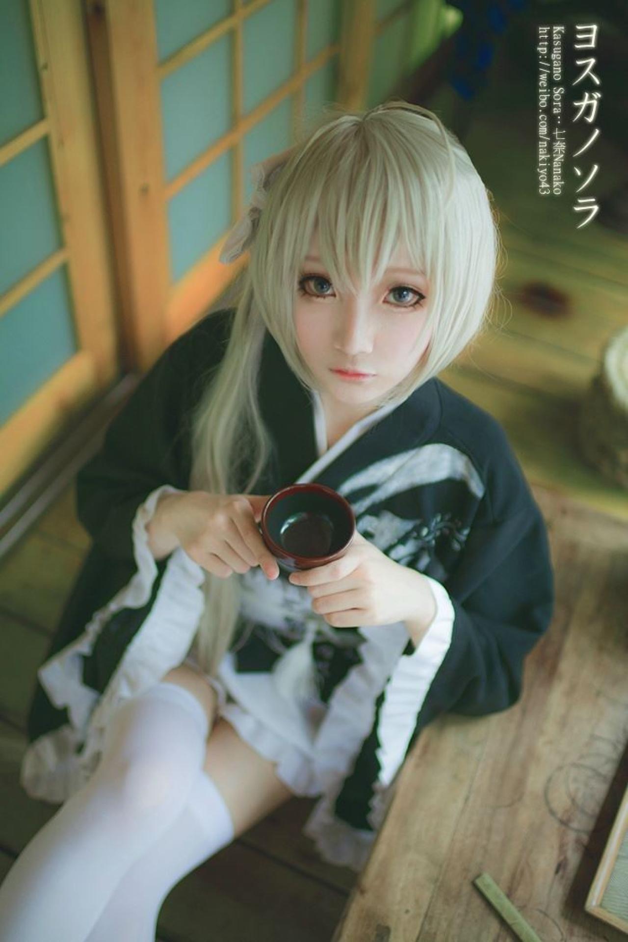 七奈扮演春日野穹双手捧着茶碗