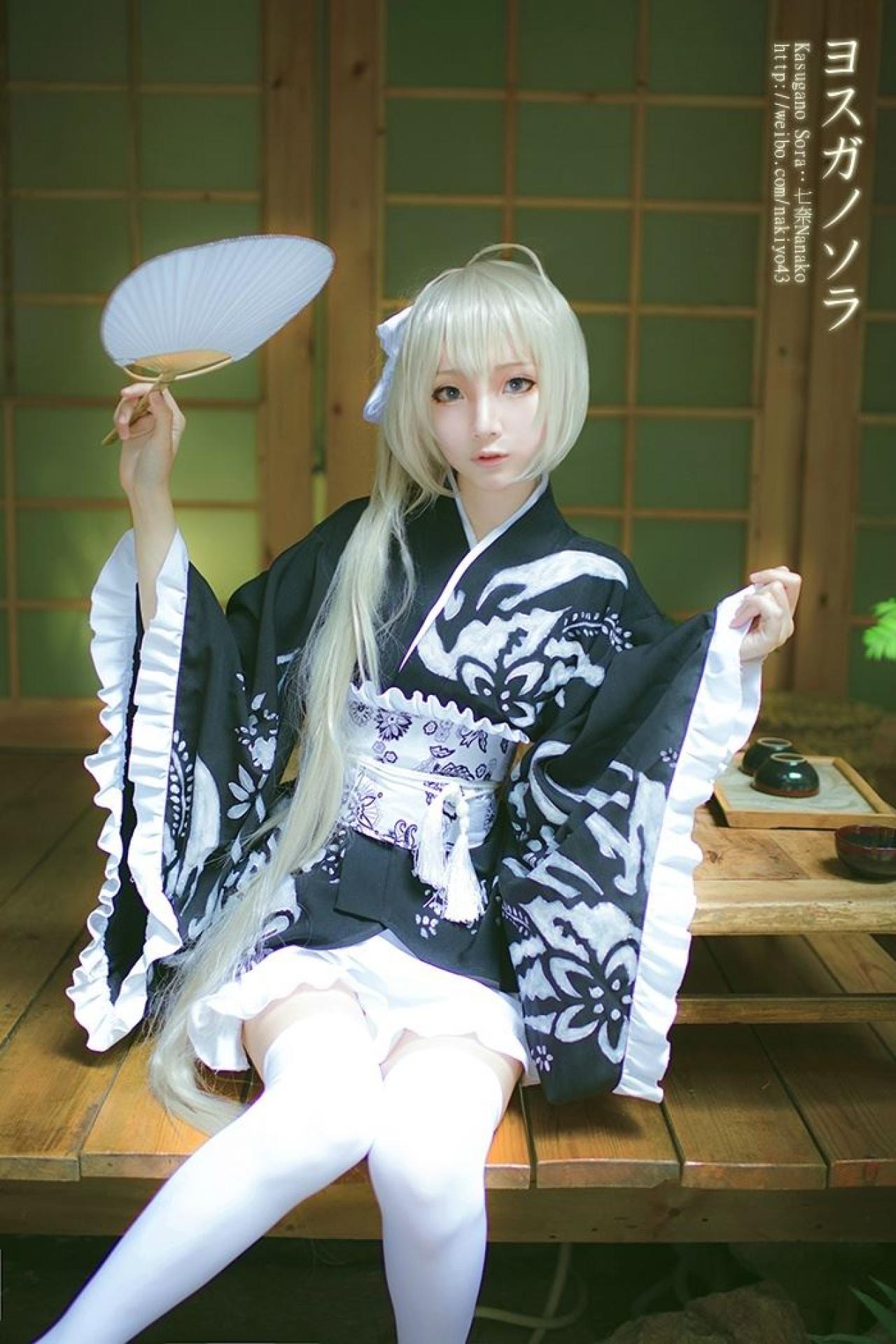 七奈扮演春日野穹右手拿起扇子嘟嘴卖萌