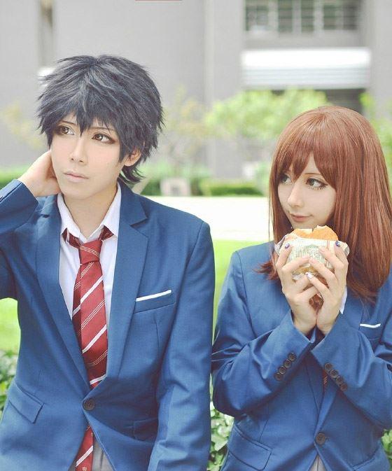 漠小然扮演马渕洸摸着后脑勺，空气娘扮演吉冈双叶端着面包扭头看马渕洸（截图）