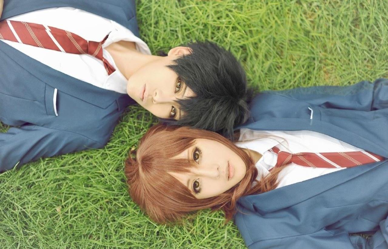 漠小然扮演的马渕洸与空气娘扮演的吉冈双叶头对头躺在草地上