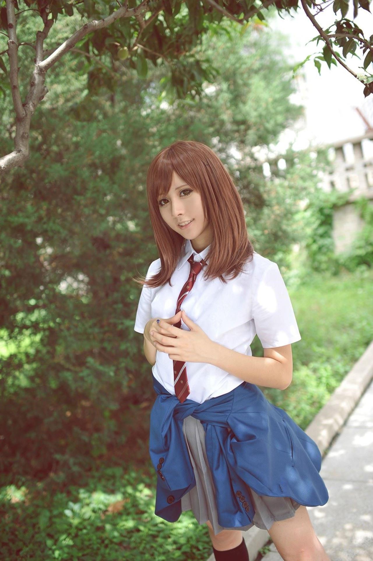 空气娘扮演吉冈双叶在树下站立的姿势