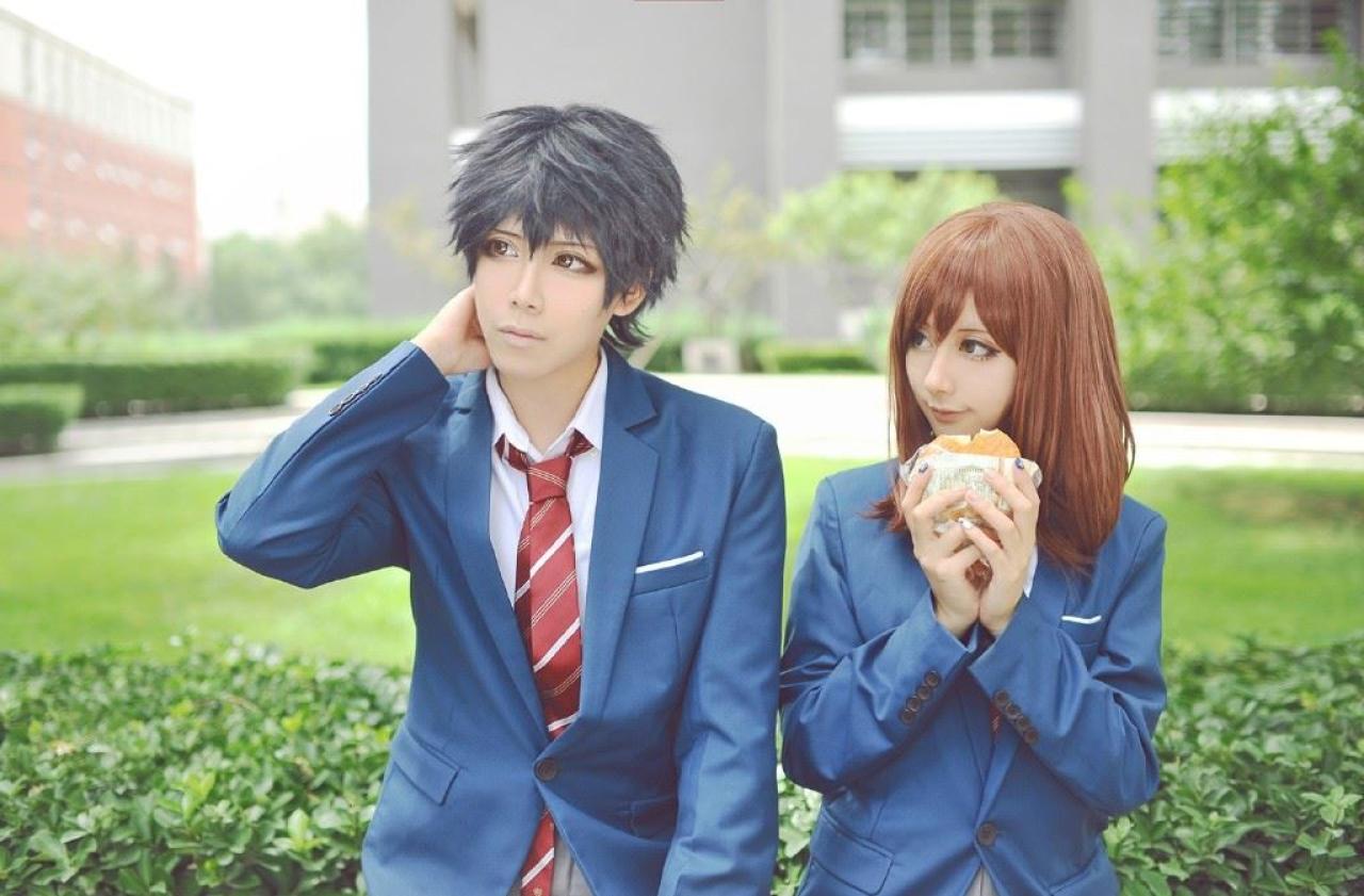 漠小然扮演马渕洸摸着后脑勺，空气娘扮演吉冈双叶端着面包扭头看马渕洸原图