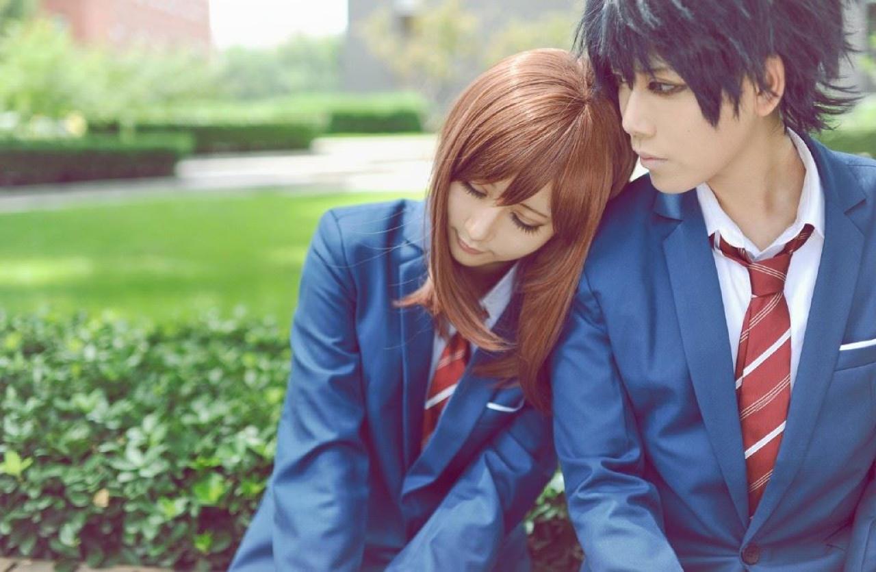 空气娘扮演吉冈双叶侧身靠在漠小然扮演的马渕洸肩膀上