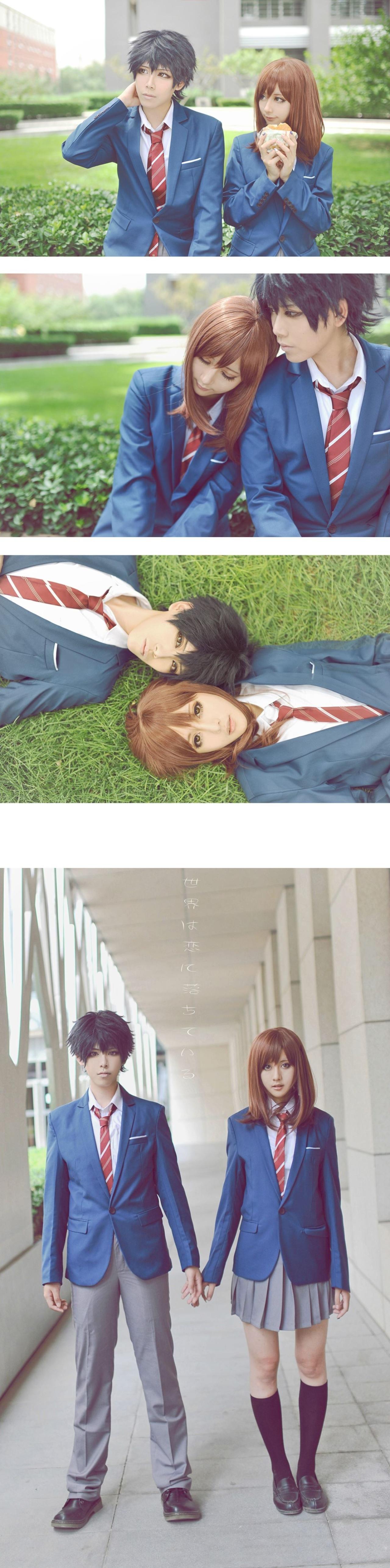 漠小然扮演马渕洸和空气娘扮演吉冈双叶并排坐在学校的花池上及两人牵手照