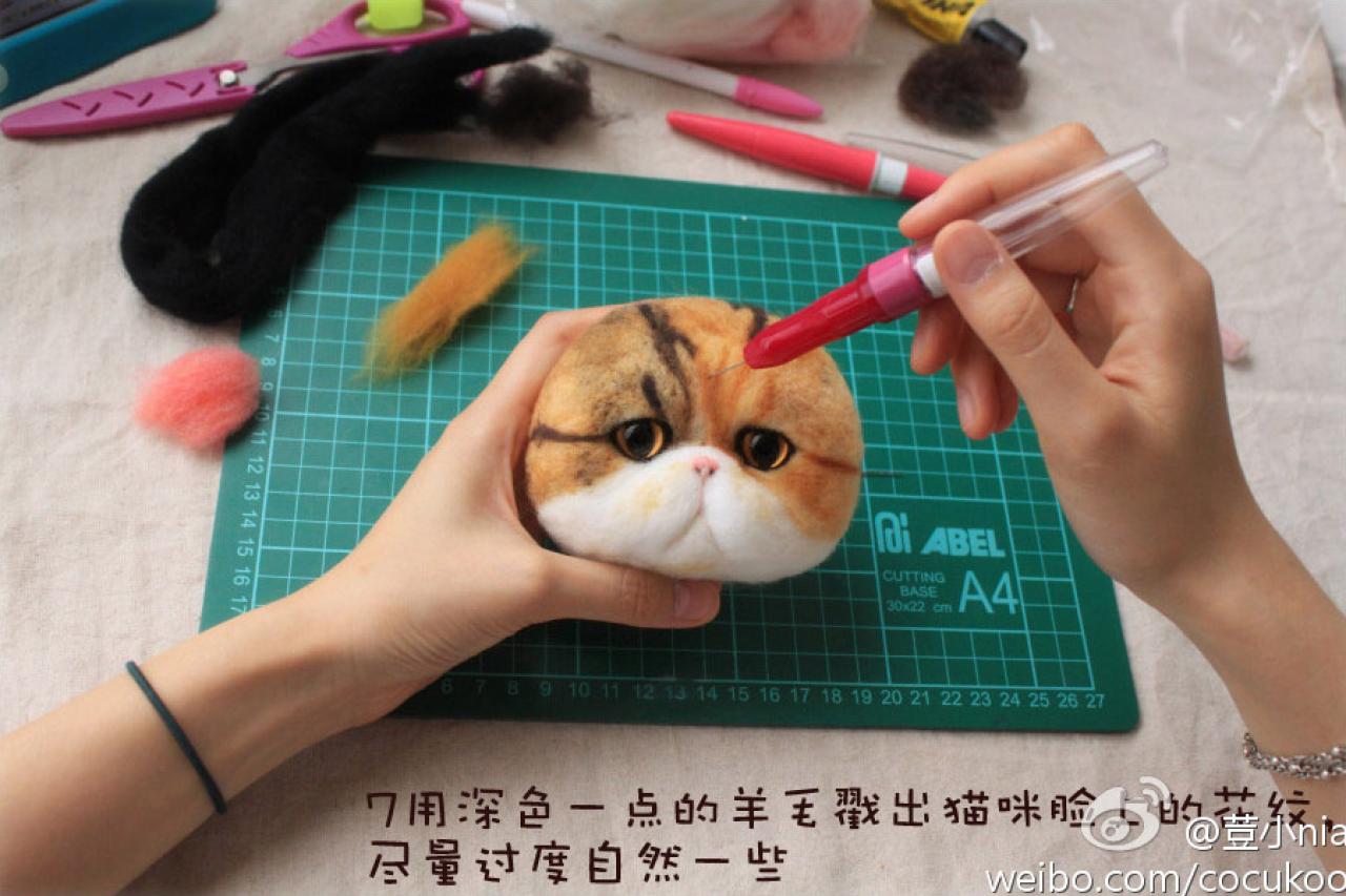 猫咪胸针制作第七步：用深色毛线勾勒猫脸花纹