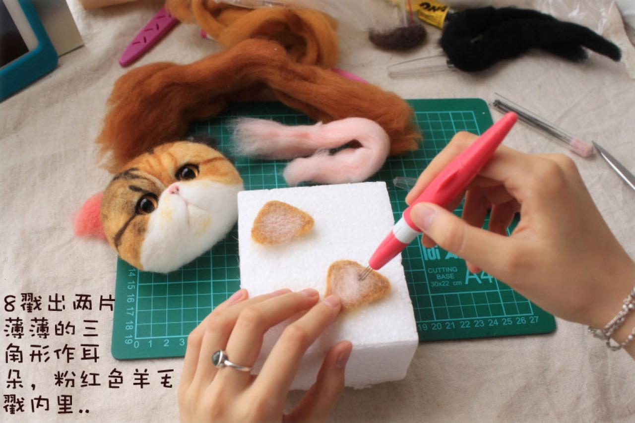 猫咪胸针制作第八步：戳出两片三角形猫耳朵