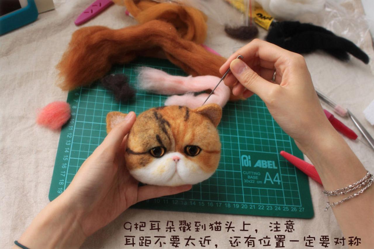 猫咪胸针制作第九步：将猫耳朵装到头上