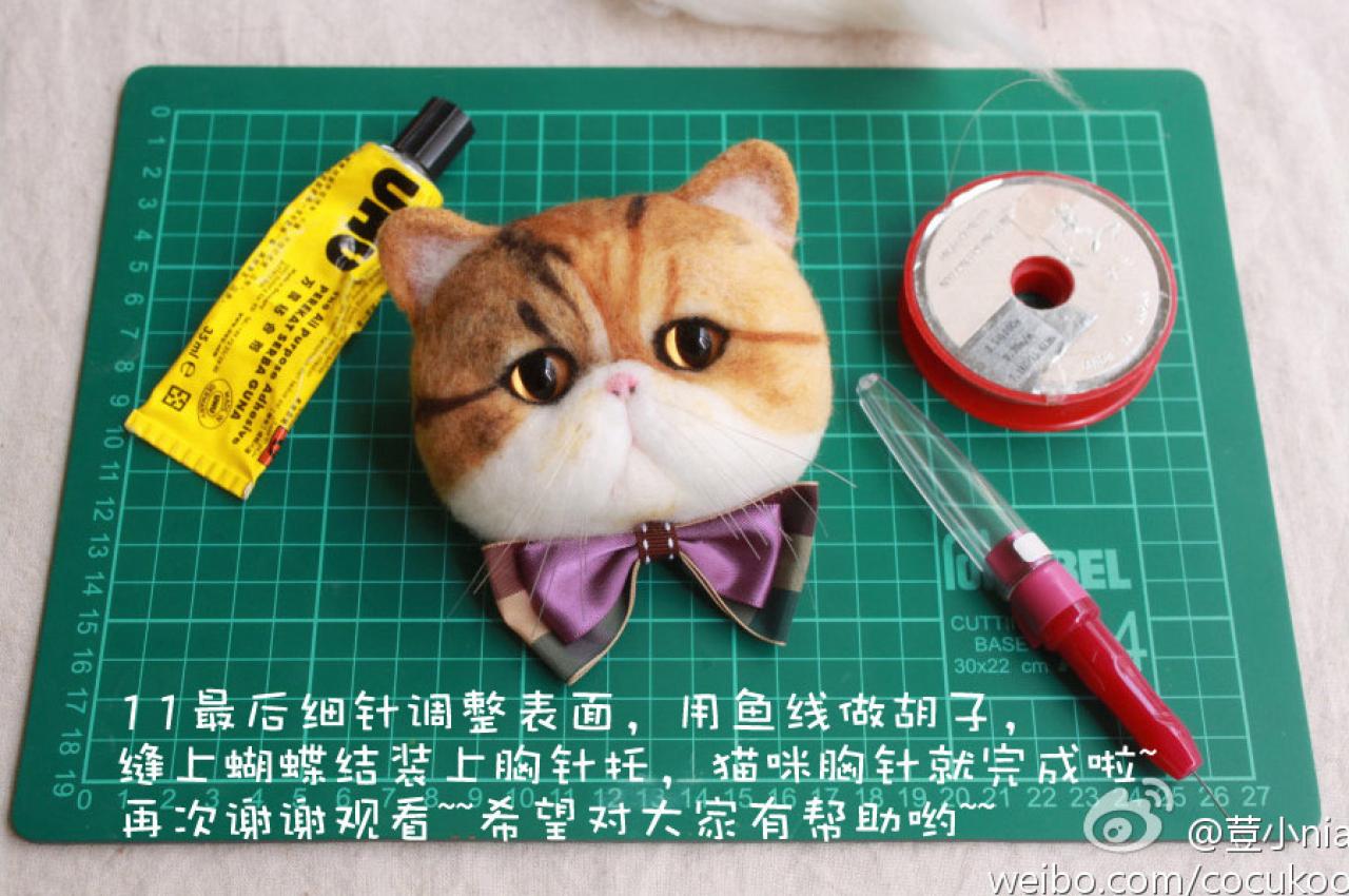 猫咪胸针制作第十一步：细线作猫咪胡子，缝上蝴蝶结胸针托