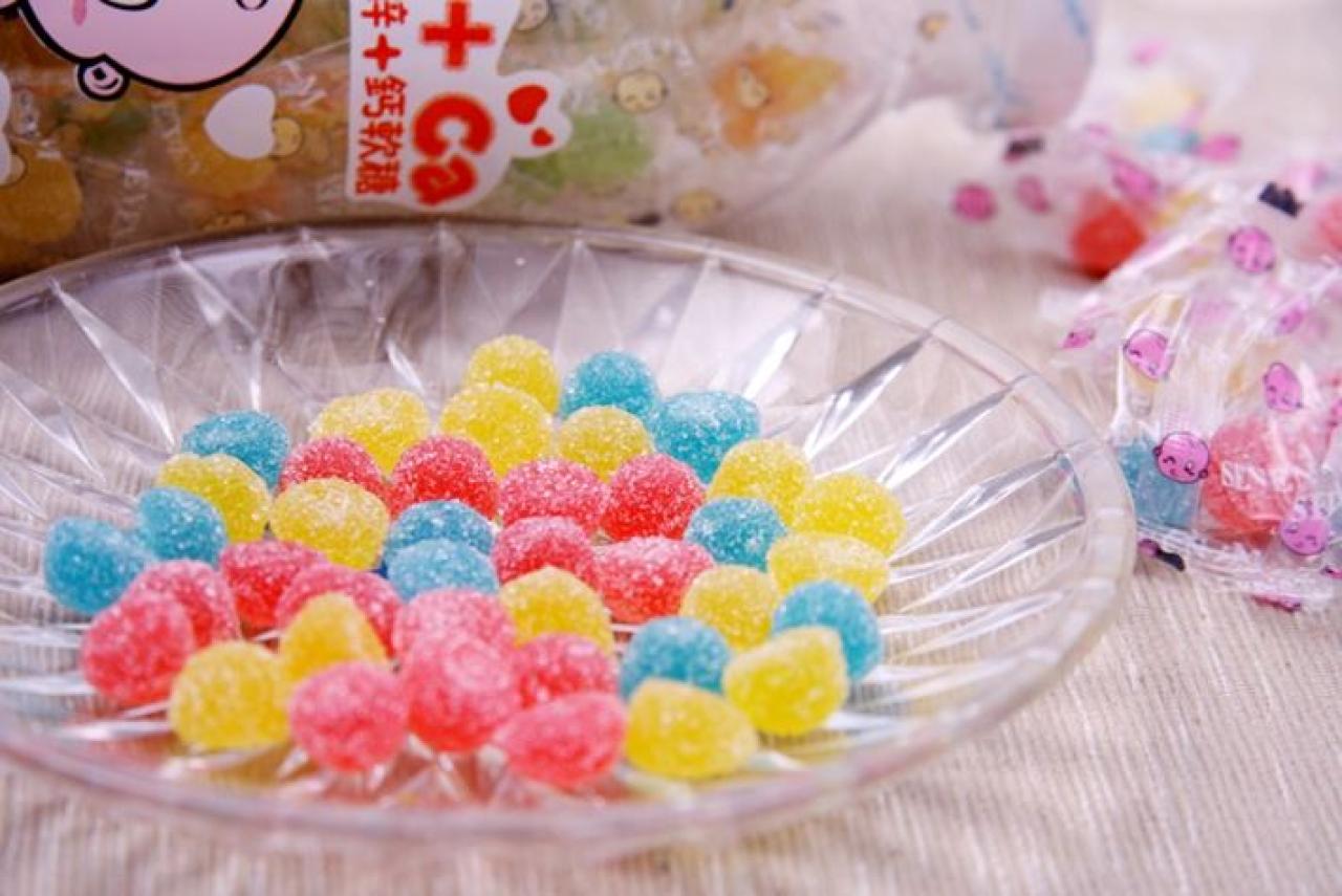 盘子里一颗颗五颜六色的QQ Soft Candy可爱软糖