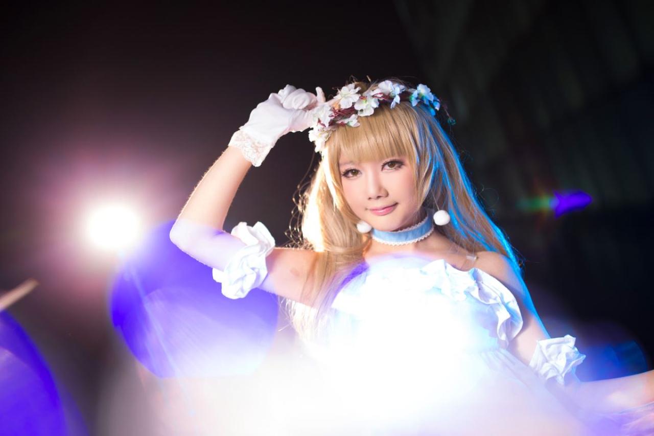 袭微扮演南小鸟摆正花环