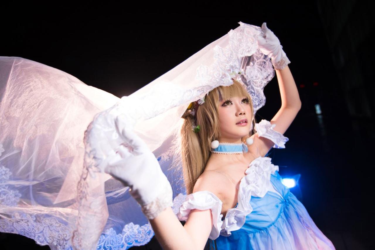 袭微扮演南小鸟双手撑起纱巾