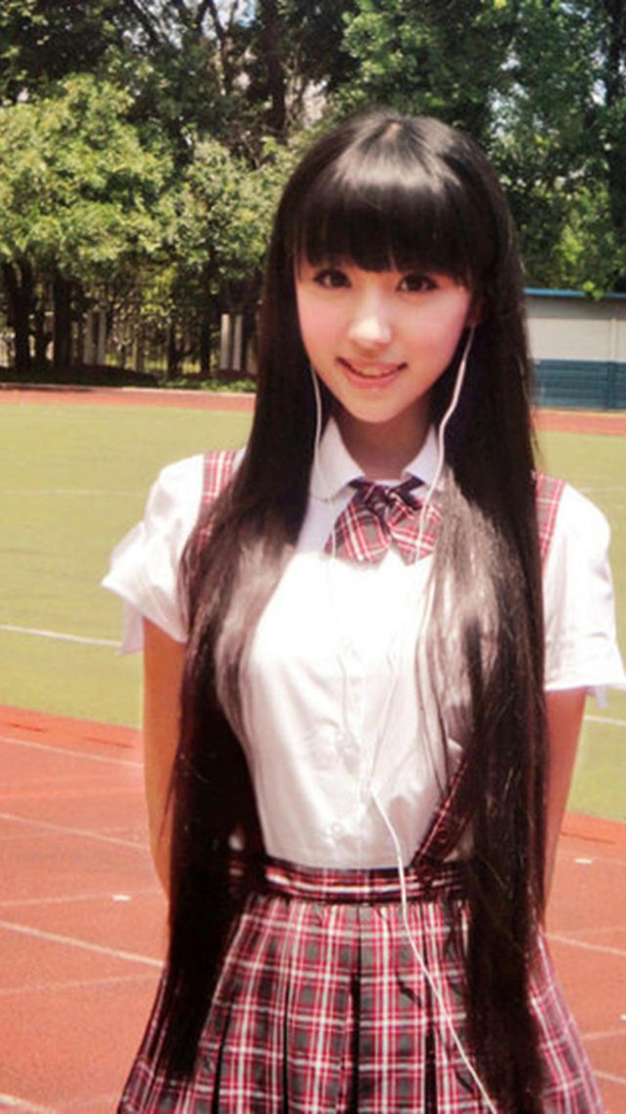 穿着制服，披着黑色长直发的栗璐雅在操场上照片壁纸
