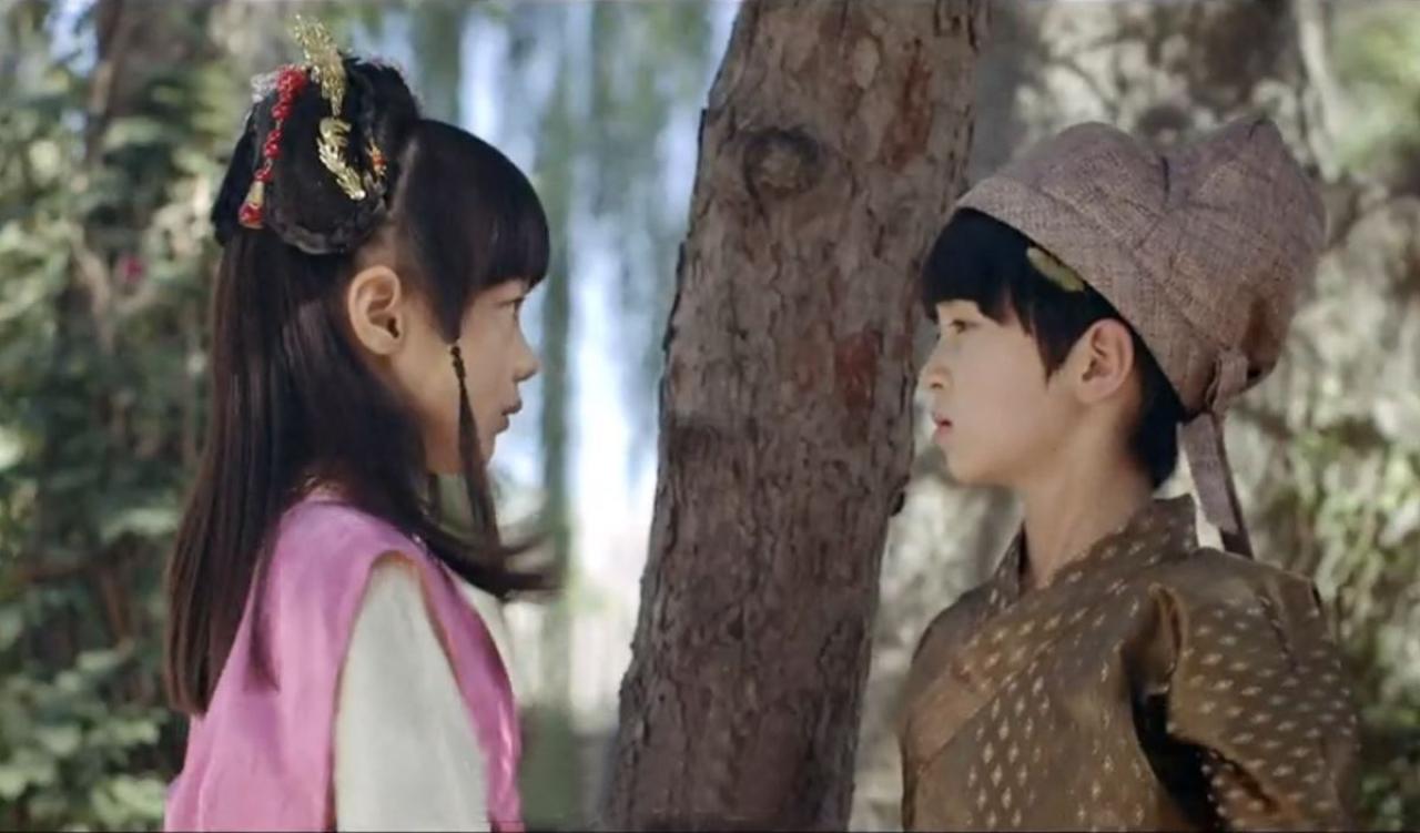 纪姿含和崔璨在万万没想到分别饰演女儿国国王和王大锤小时候