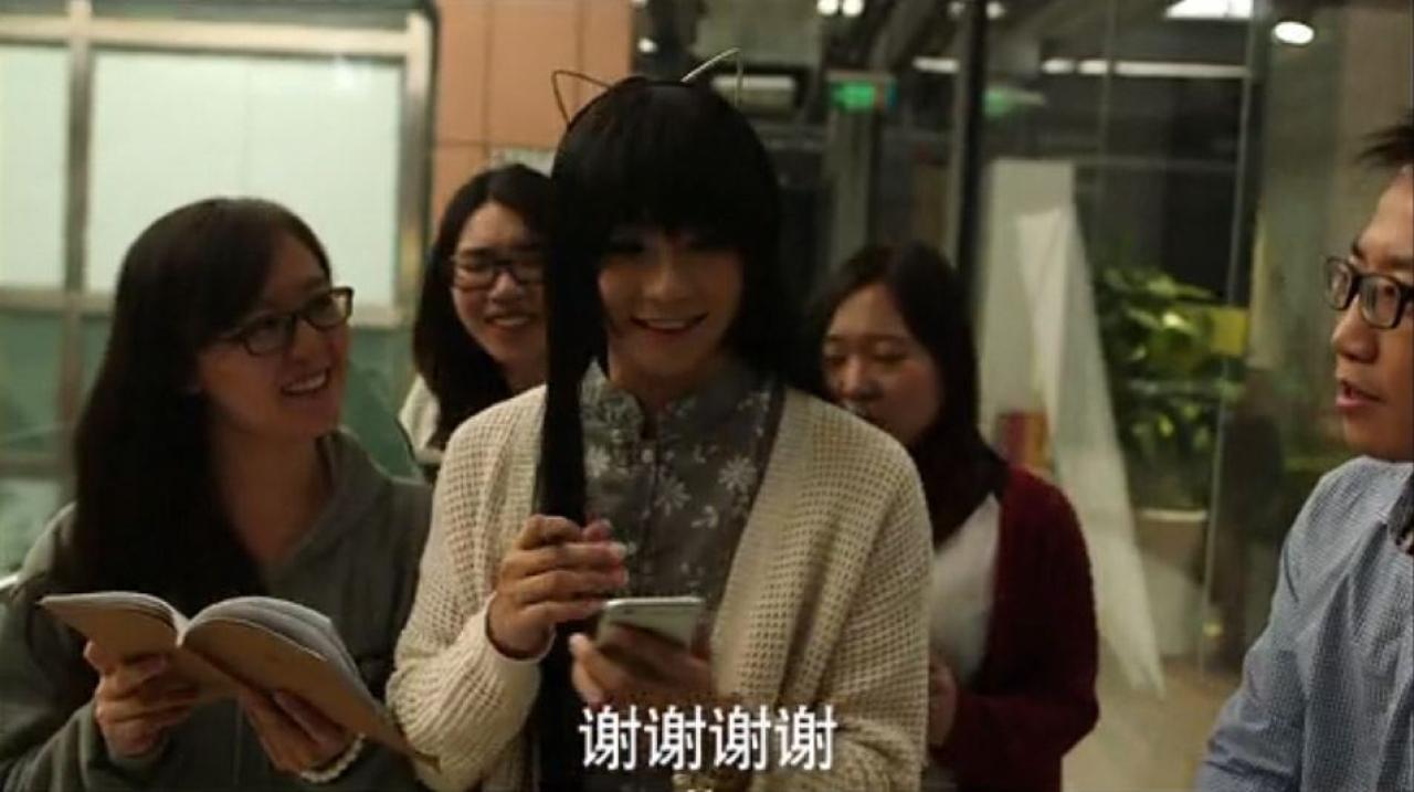 《万万没想到》第二季片尾花絮遭到男女粉丝索要签名的猫耳朵女神