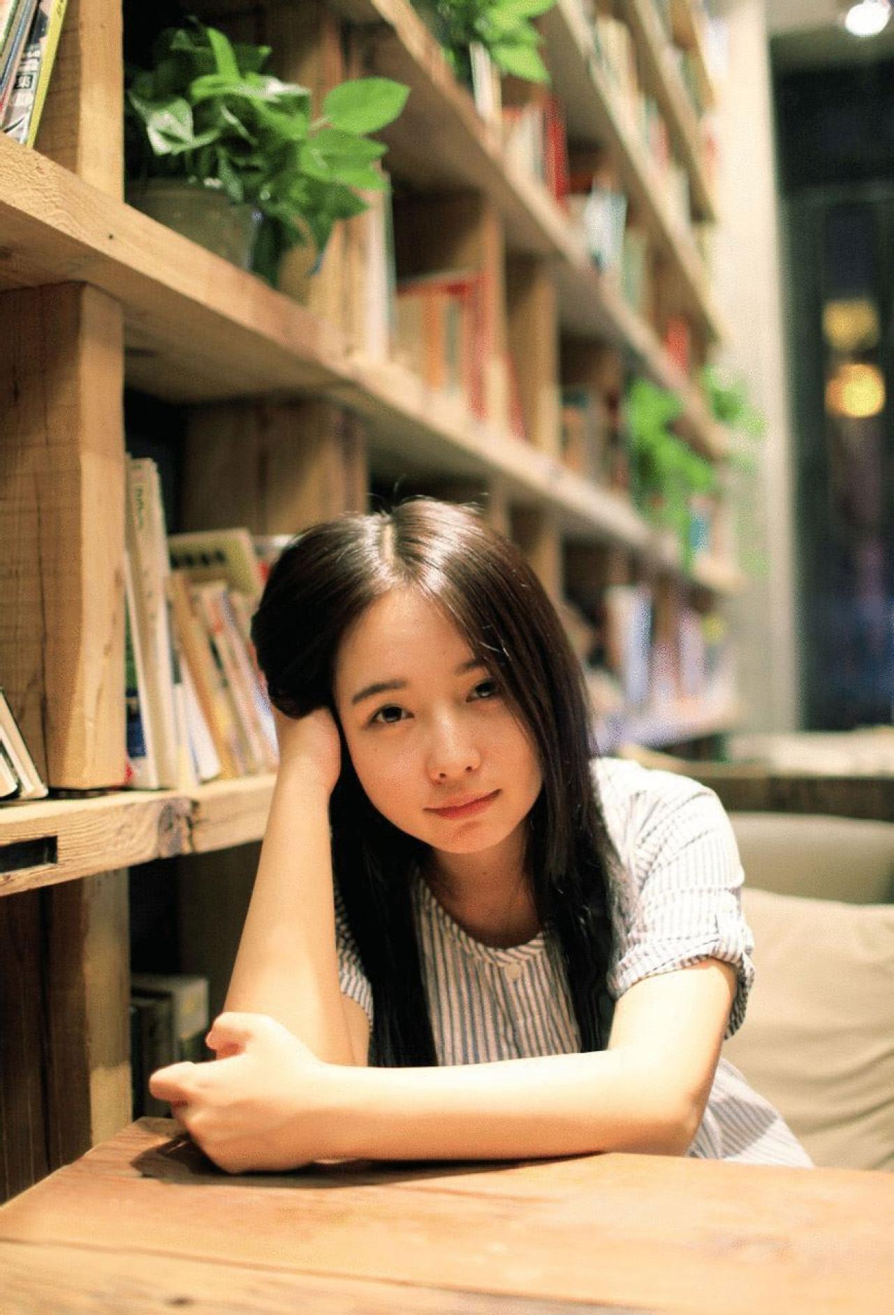 牛轰轰系列微漫画作者扒桌撑着头的照片