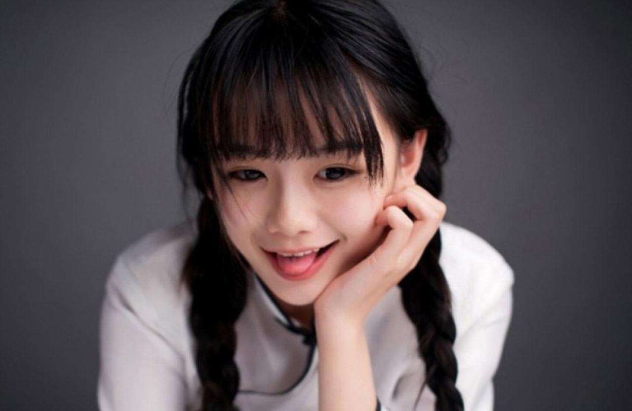 南笙姑娘左手撑着脑袋，吐舌卖萌