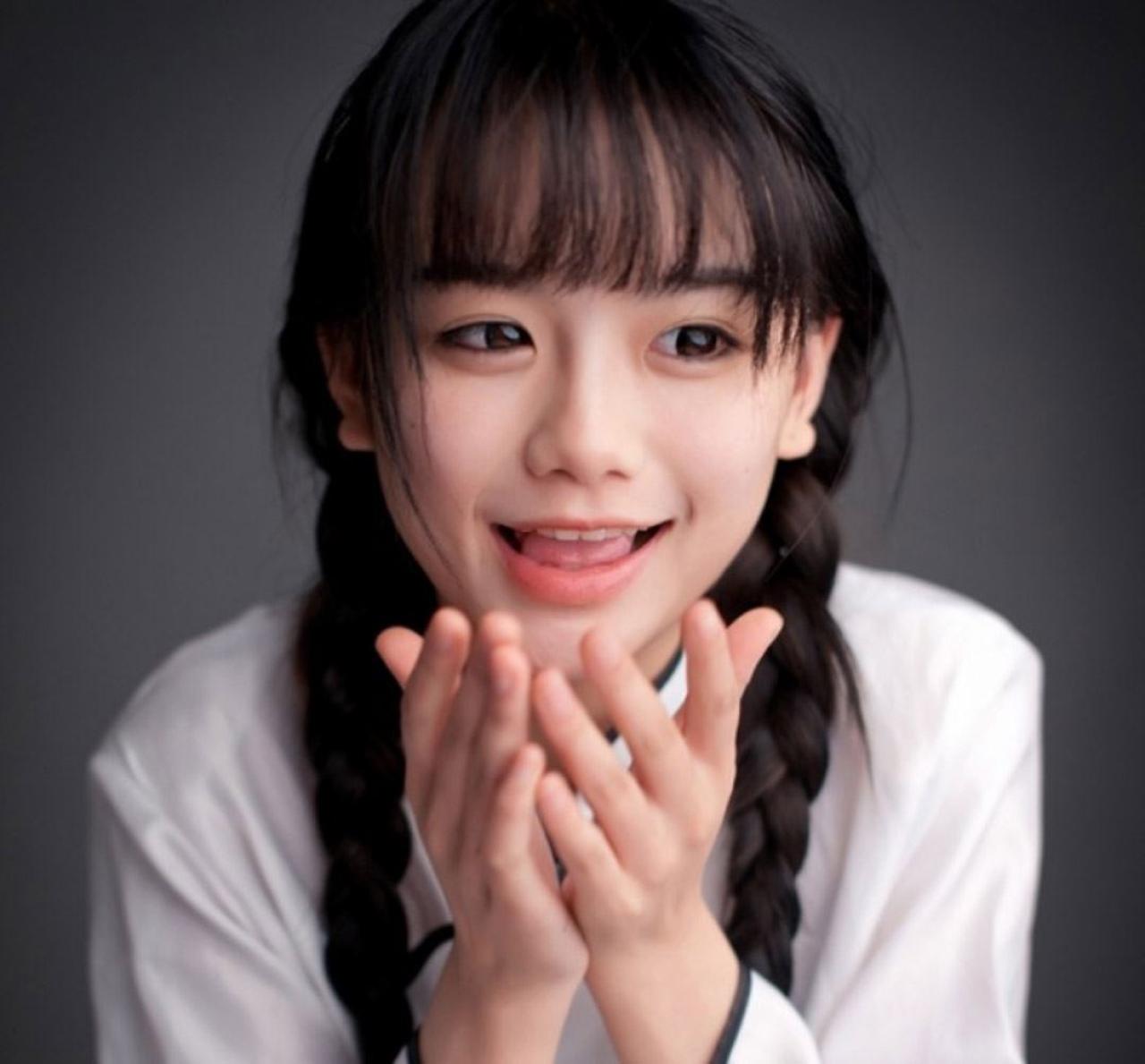 南笙姑娘双手捧在胸前，吐舌卖萌