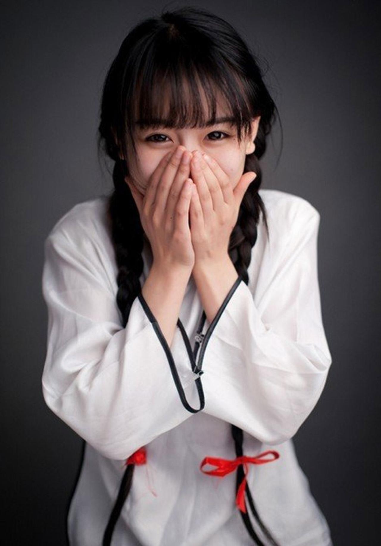 南笙姑娘双手捂着嘴巴