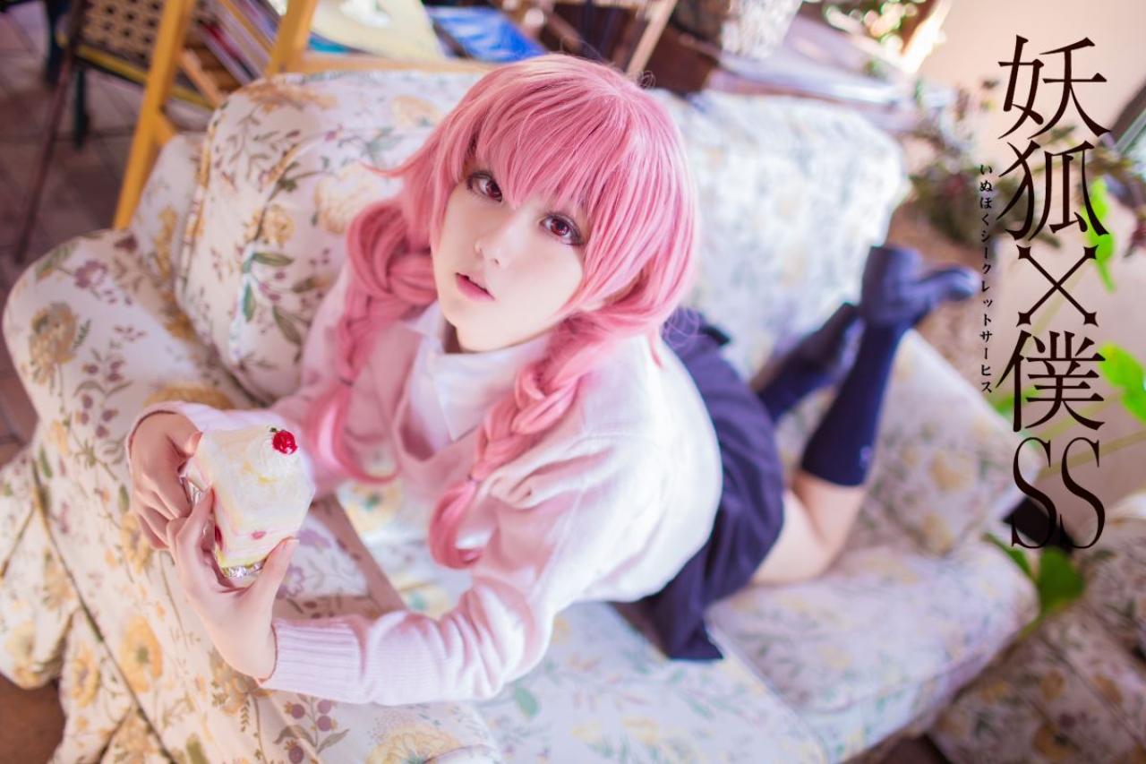 菌子扮演髅髅宫歌留多扒在沙发上，双手捧着小蛋糕