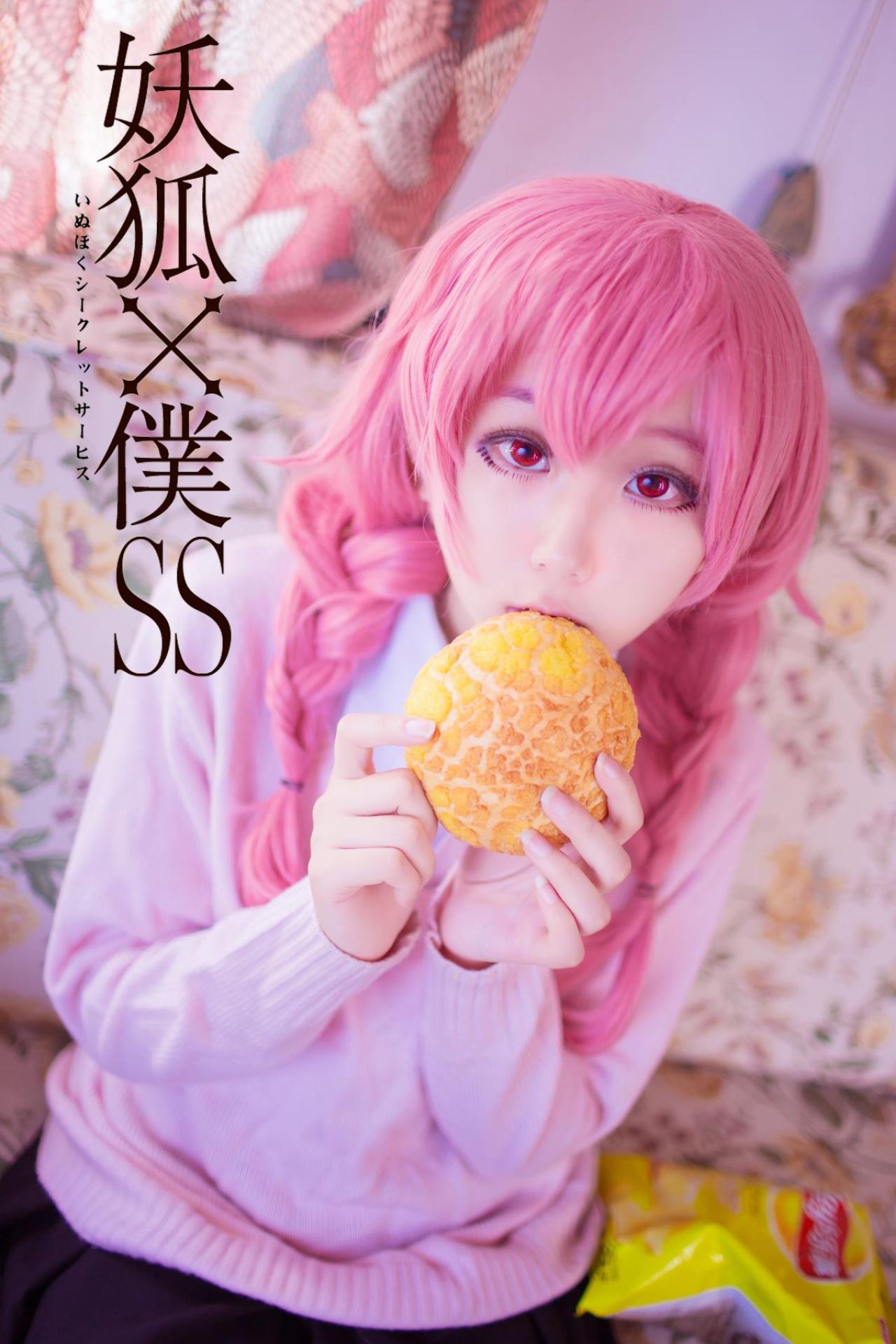 菌子扮演髅髅宫歌留多双手捧着面包吃包神情