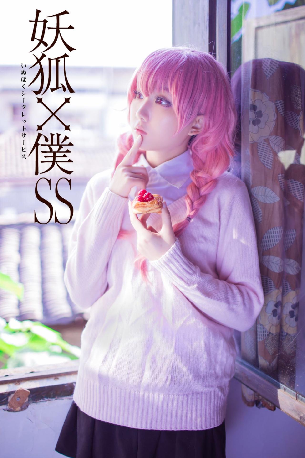 菌子扮演髅髅宫歌留多靠在窗前，左手拿着蛋糕，右手戳着下巴，略有所思地看向窗外