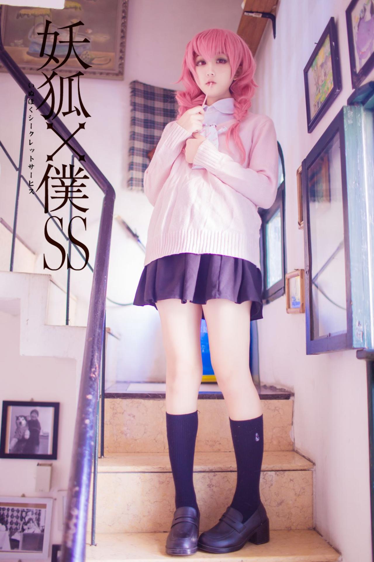 菌子扮演髅髅宫歌留多双手抱着吃的站在楼梯上