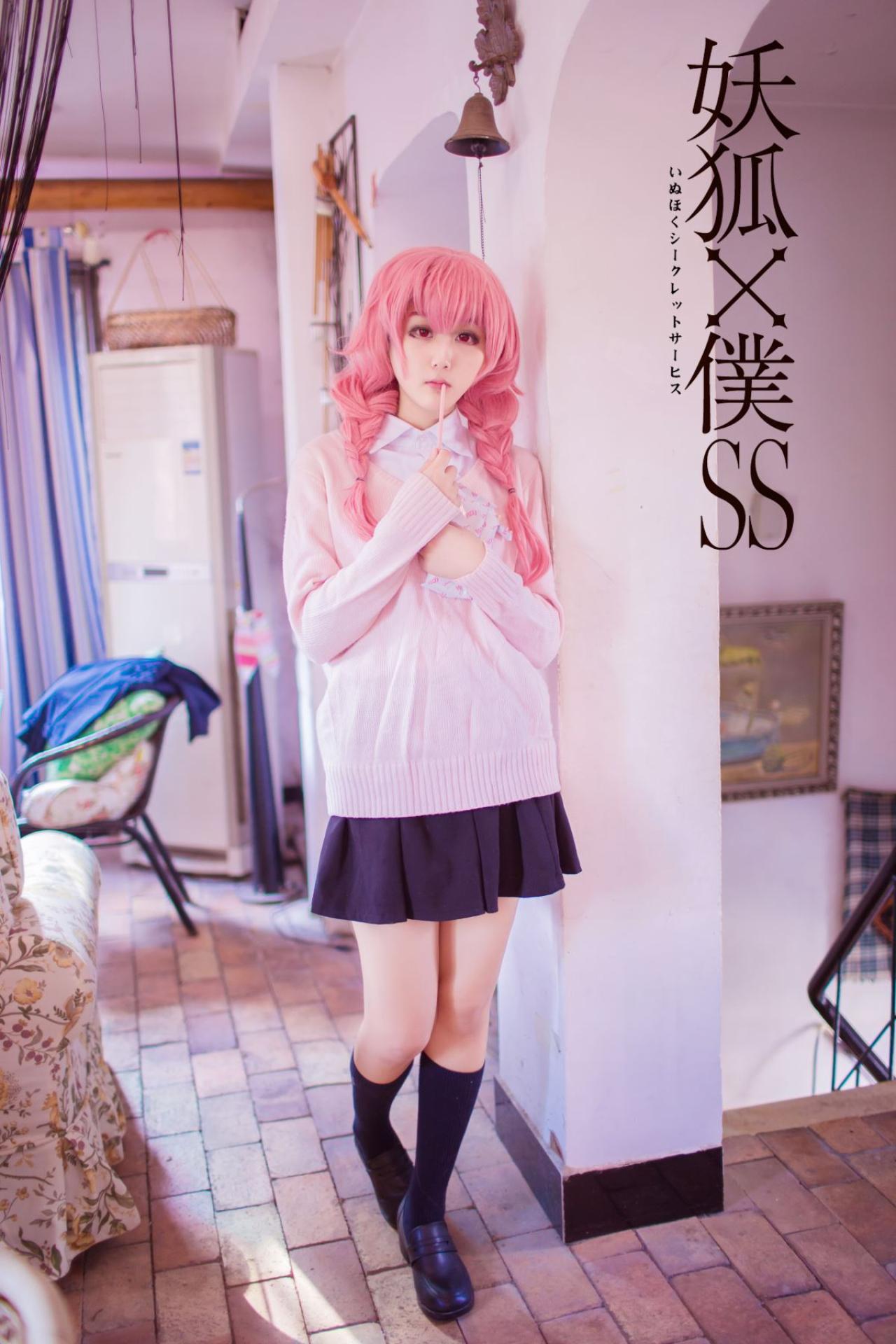 菌子扮演髅髅宫歌留多站在拐角处，左手抱着吃的放在胸前，右手拿着吸管放在嘴角