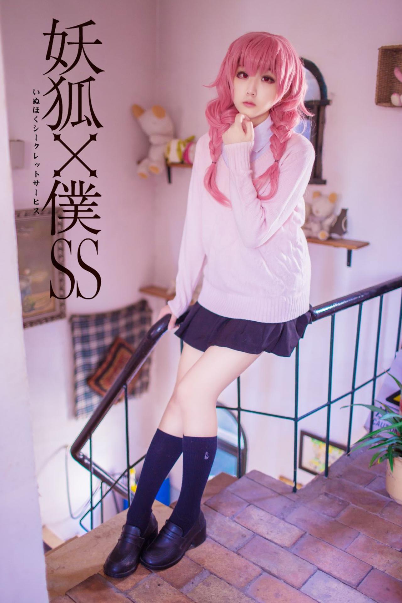 菌子扮演髅髅宫歌留多左手食指靠着下巴，靠坐在栏杆上