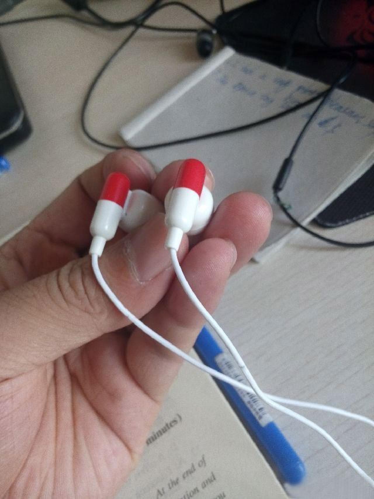 甘之如饴珍惜的红白胶囊药丸耳机