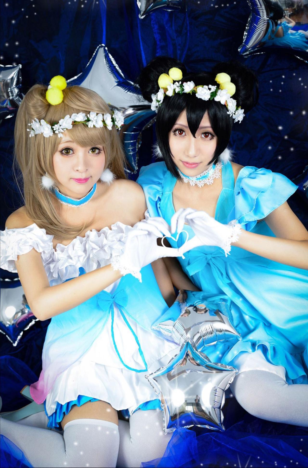 溢灯灯扮演南小鸟和光由扮演矢泽妮可两人一起作心形手势