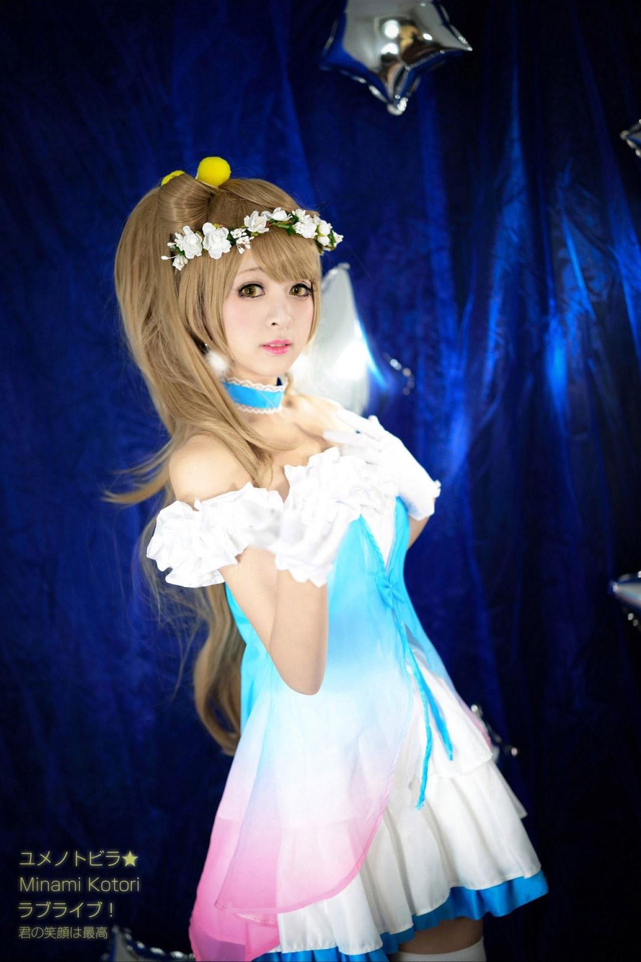 溢灯灯扮演南小鸟双手放在胸前微侧面照