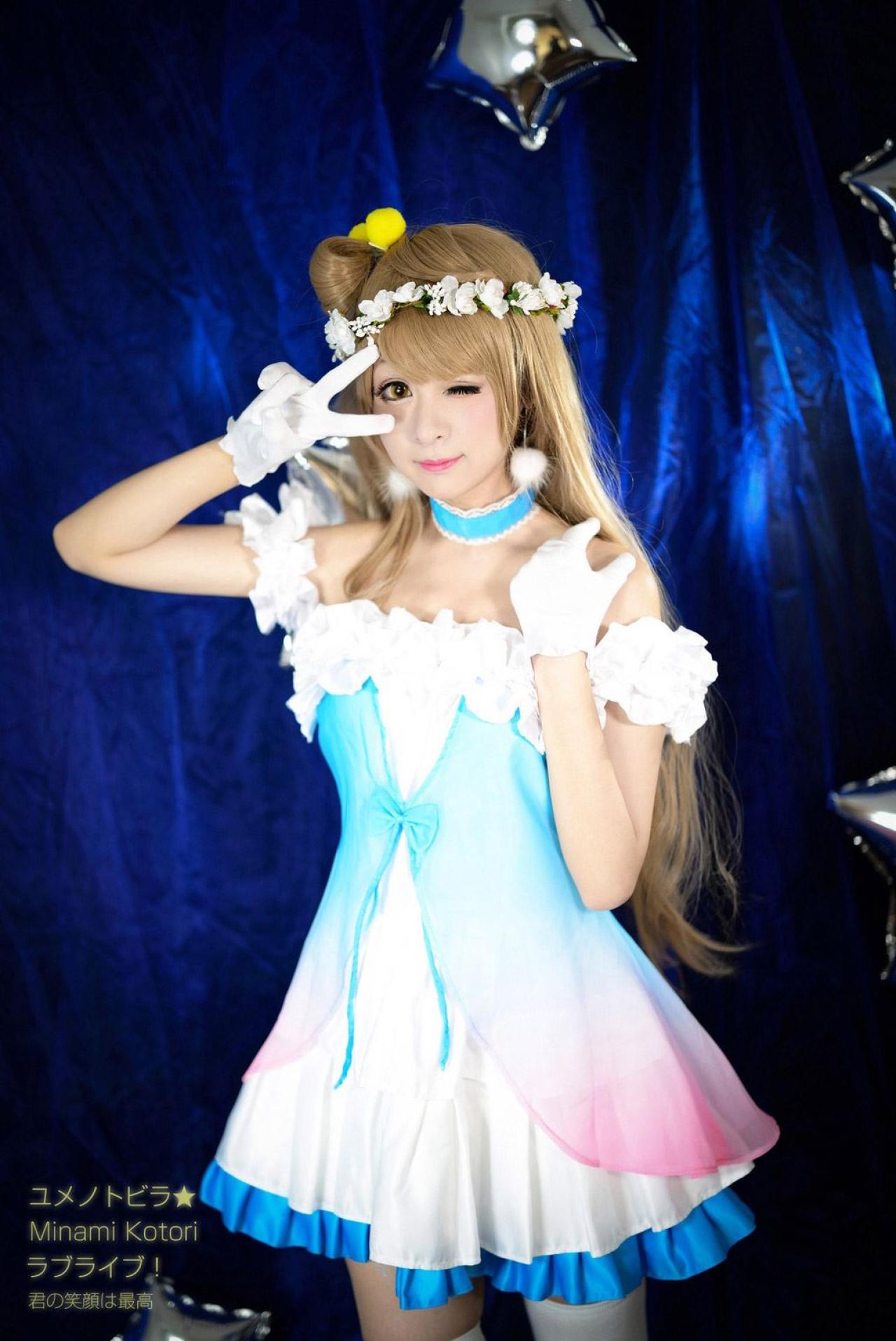 溢灯灯扮演南小鸟左手放在肩部，右手作剪刀手势，眨眼卖萌