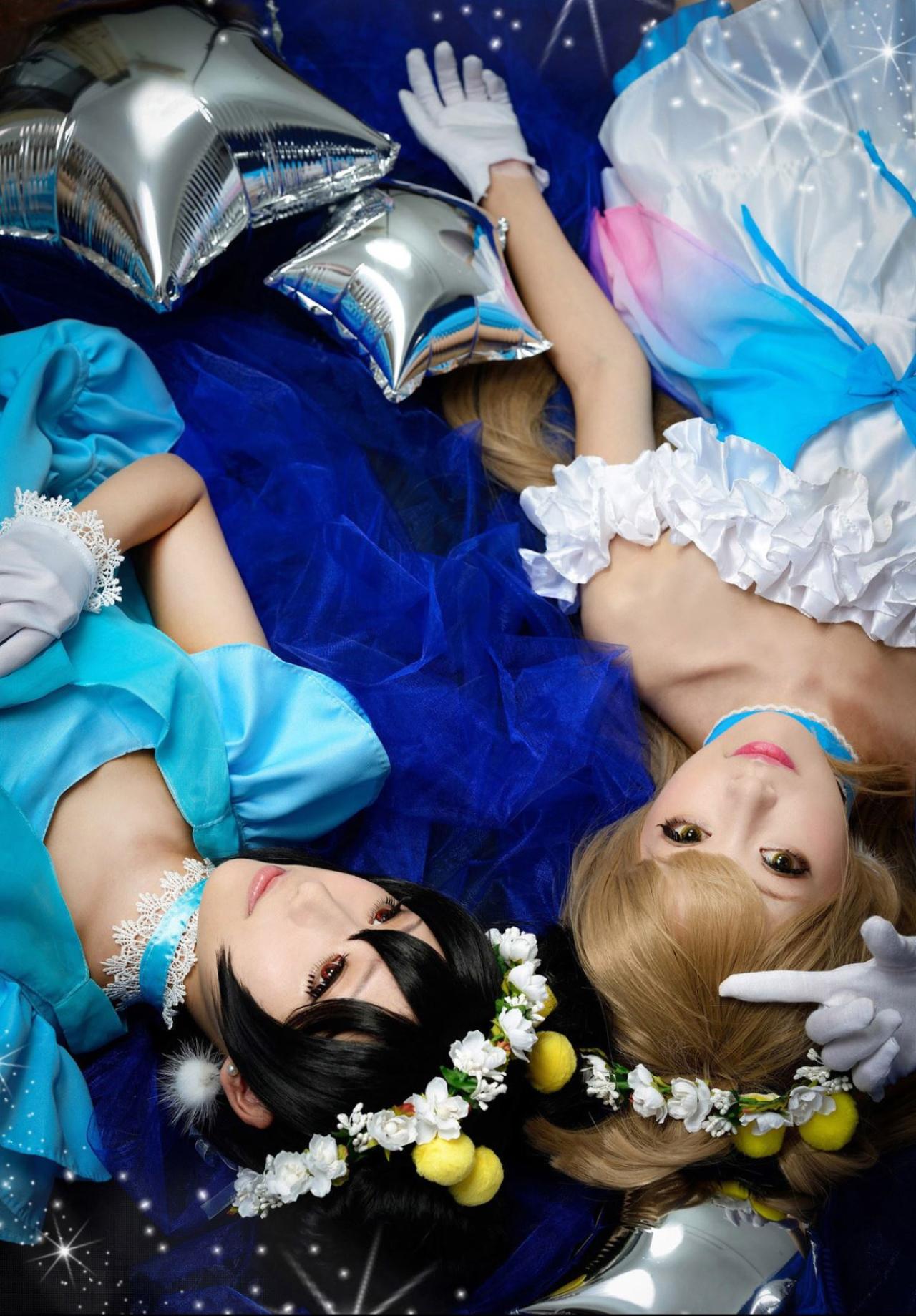 溢灯灯扮演南小鸟和光由扮演矢泽妮可投靠头挨在一起躺在地上