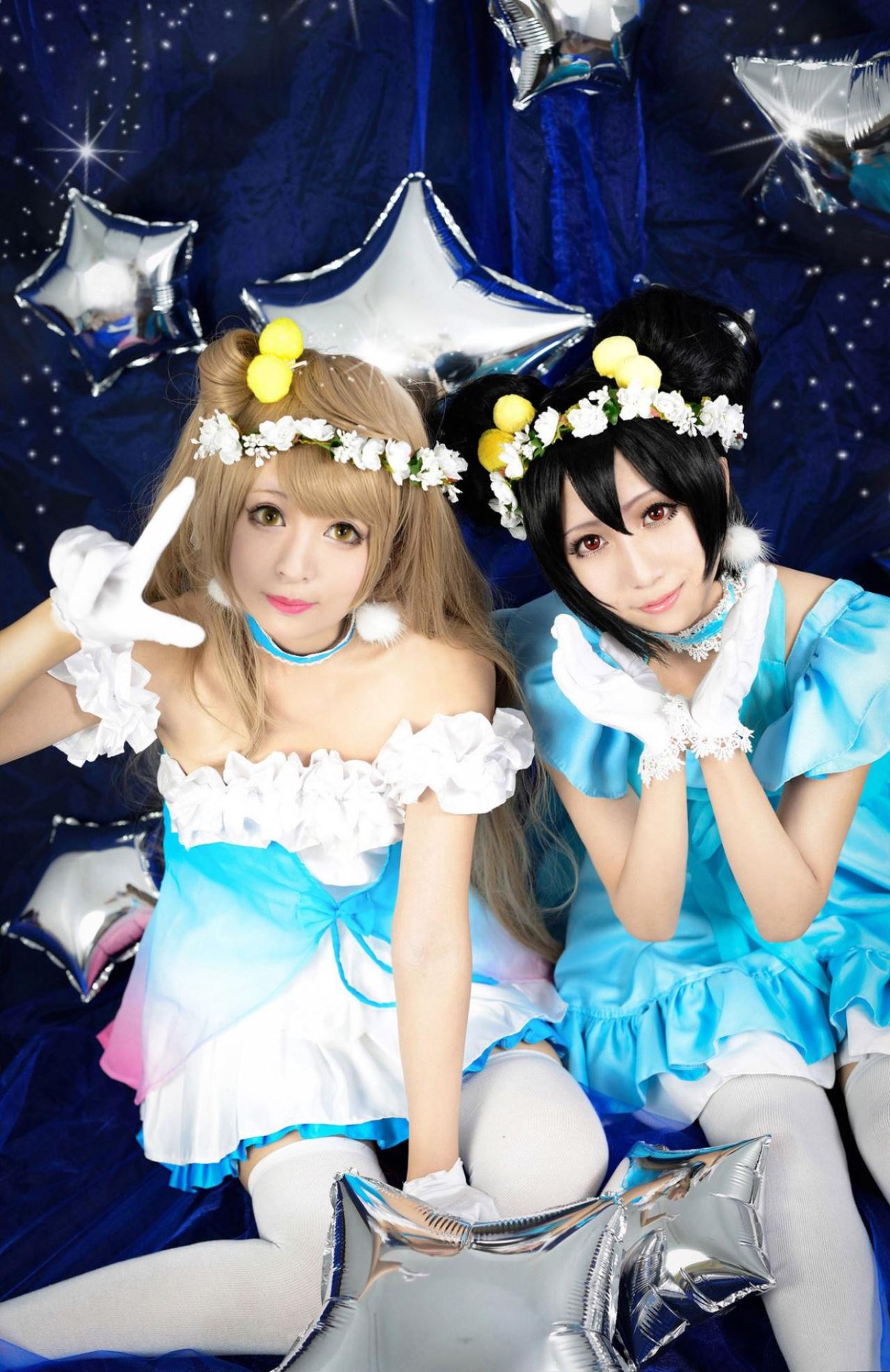 溢灯灯扮演南小鸟作八字手势和光由扮演矢泽妮可双手捧着脸