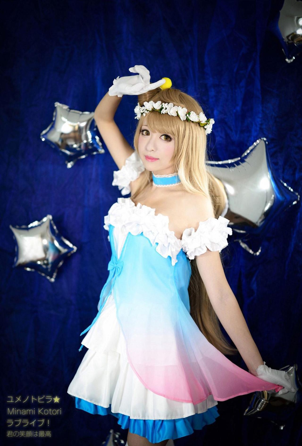 溢灯灯扮演南小鸟右手抬起触碰发饰，左手拎起裙角