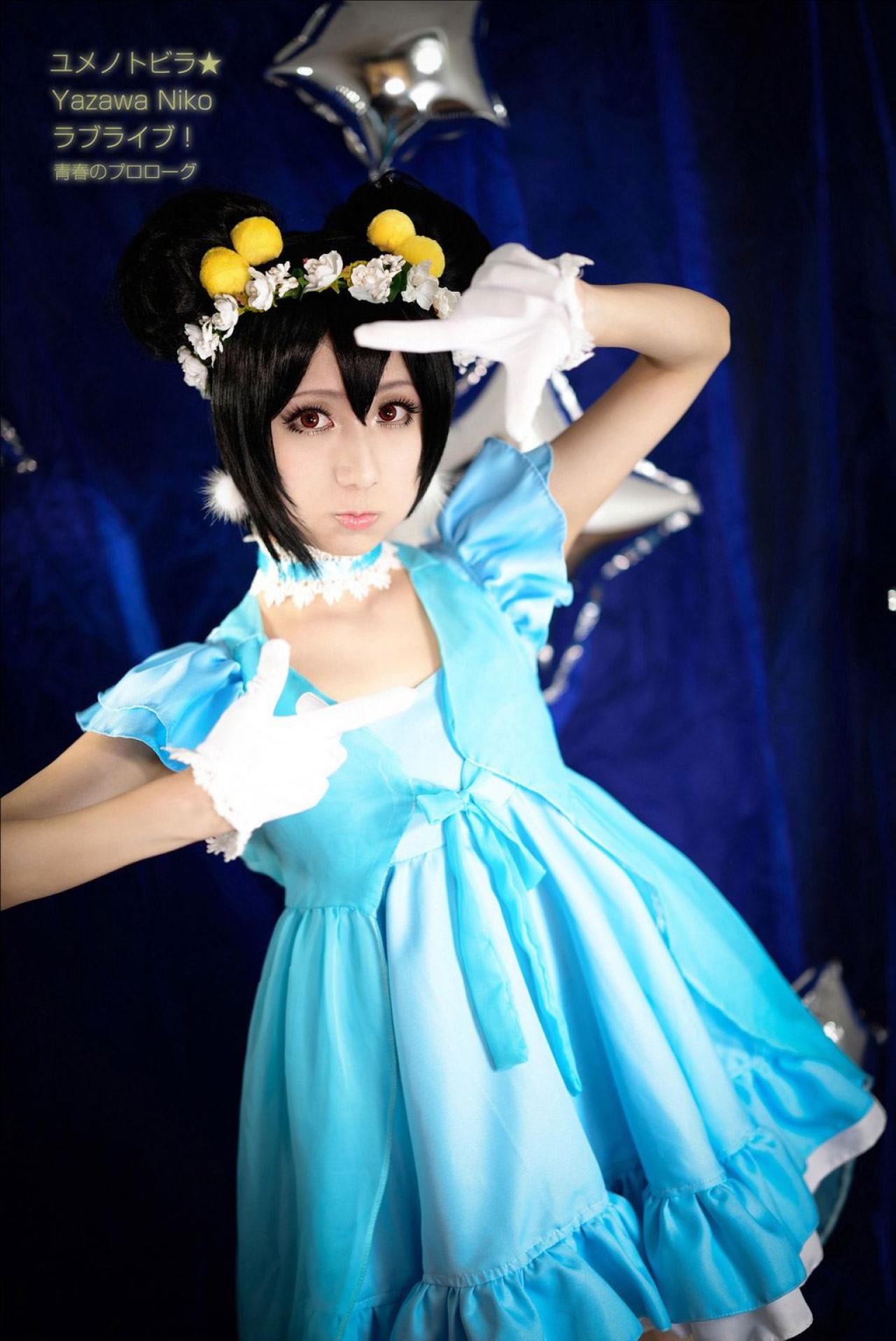 光由扮演矢泽妮可双手作八字手势，拼成相框形状，嘟嘴卖萌