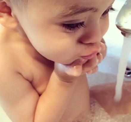 混血宝贝Hamody双手捧着下巴头像