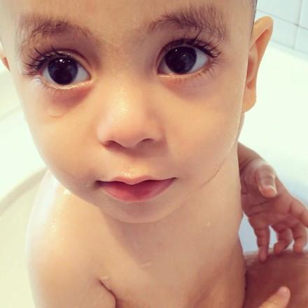 混血宝贝Hamody双手放在腿上睁大眼睛卖萌头像