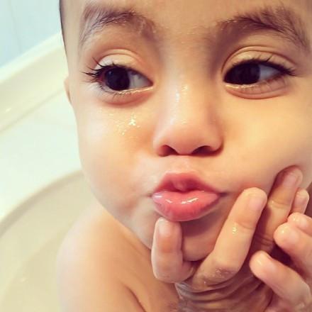 混血宝贝Hamody双手撑着下巴嘟嘴头像